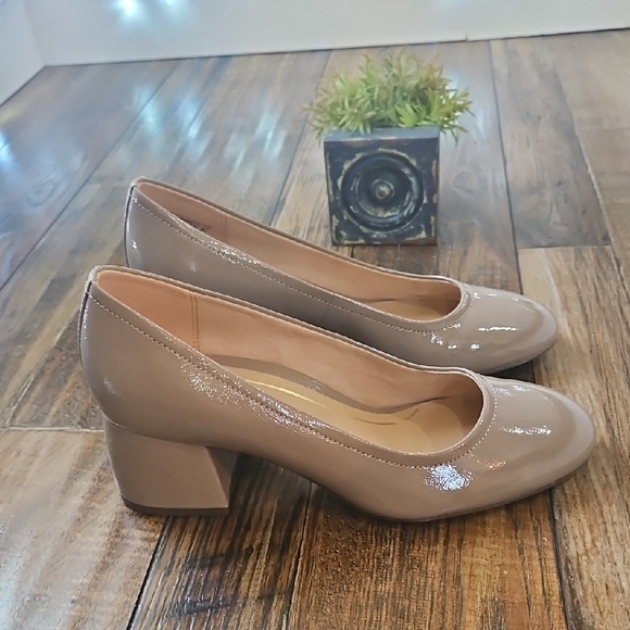 New Vionic Women's Patent Leather Chunky Heel Pumps - Picture 9 of 13